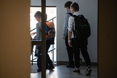 Российская школьница выпала из окна прямо во время урока