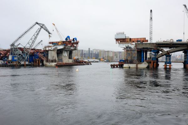 Строящийся Большой Смоленский мост в Петербурге сможет пропускать суда уже в следующем году