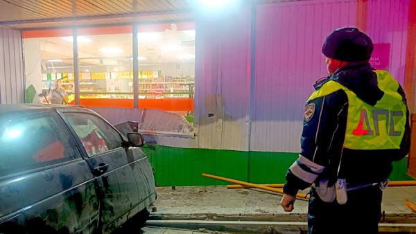 В Свердловской области автомобиль насмерть сбил двоих детей и врезался в здание