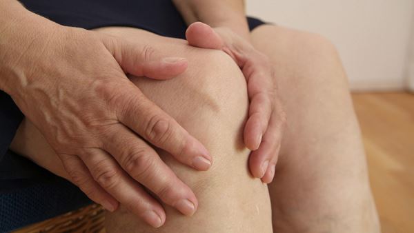 Ревматолог подчеркнул связь между сырой погодой и заболеваниями суставов