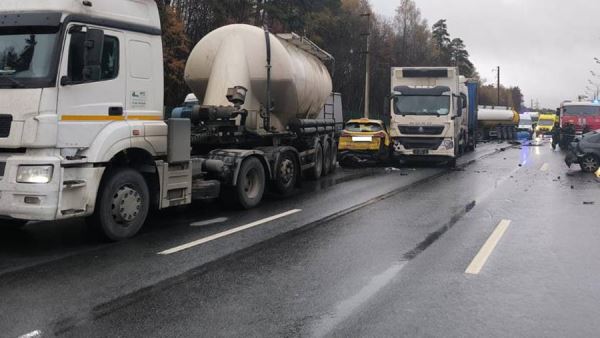 Три человека погибли при столкновении шести машин в Подмосковье