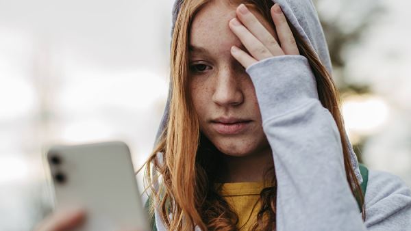 Клинический психолог рассказала о причинах усталости зумеров от жизни