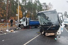 Пассажиров выкинуло из автобуса после столкновения с грузовиком в Ленобласти
