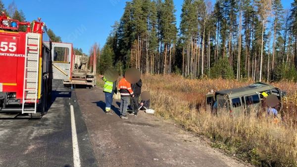 Восемь человек госпитализировали после ДТП с микроавтобусом в Карелии