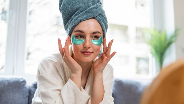 Дерматолог рассказала о вреде патчей и тканевых масок в домашнем уходе