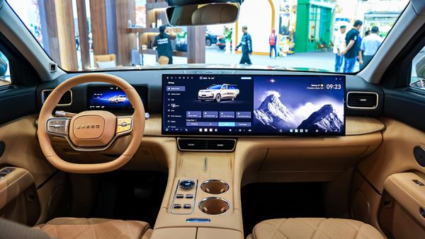 Новый большой кроссовер Exeed ET8 появится в России